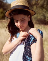 SONMER BLUSA ROMANTICA DE NIÑA DE MANGA CORTA DE POPELIN DE ALGODON BCI AZUL CON ESTAMPADO MOTIVO BLANCO CON GOMA EN LA MANGA